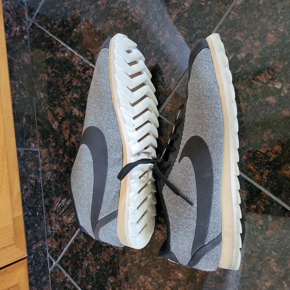Nike Size 10 - Picture 2 of 4